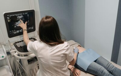 El riesgo oculto de un parpadeo: Por qué la protección de tu equipo médico no es opcional